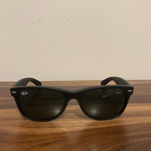 Ray-Ban Black Wayfarer Sunglasses Classic Style